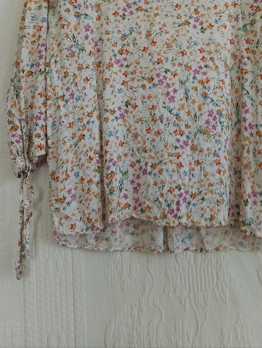 Cynthia Rowley White Ditsy Floral Blouse Pink Orange Vneck Tie Front Light - Picture 3 of 9